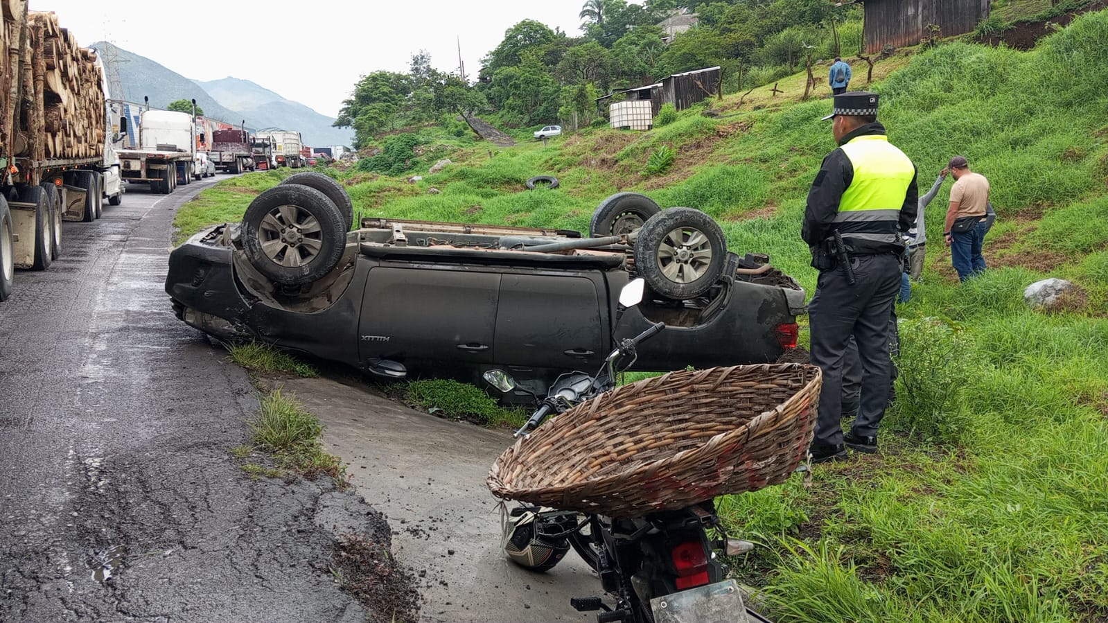 Vuelca camioneta en la autopista, no hay lesionados