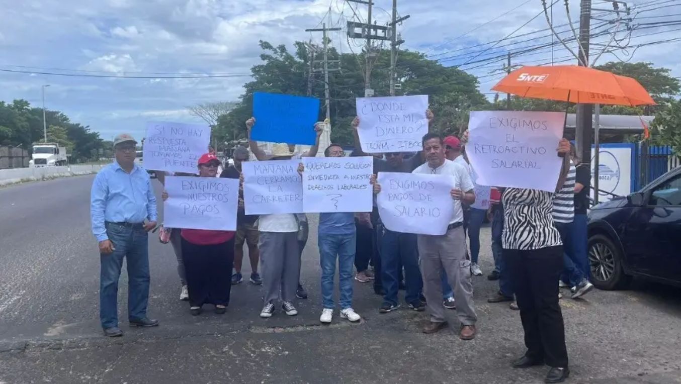 Protestan trabajadores del Tecnológico de Boca del Río por adeudos salariales; podrían cerrar la carretera