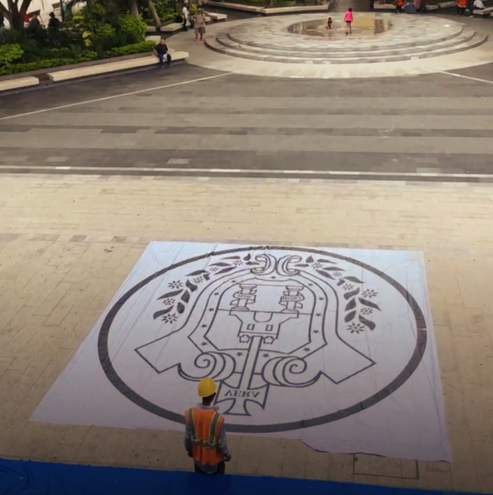 Se plasma el Escudo de Armas de la ciudad de Veracruz en el zócalo para resaltar su legado histórico, cultural y económico