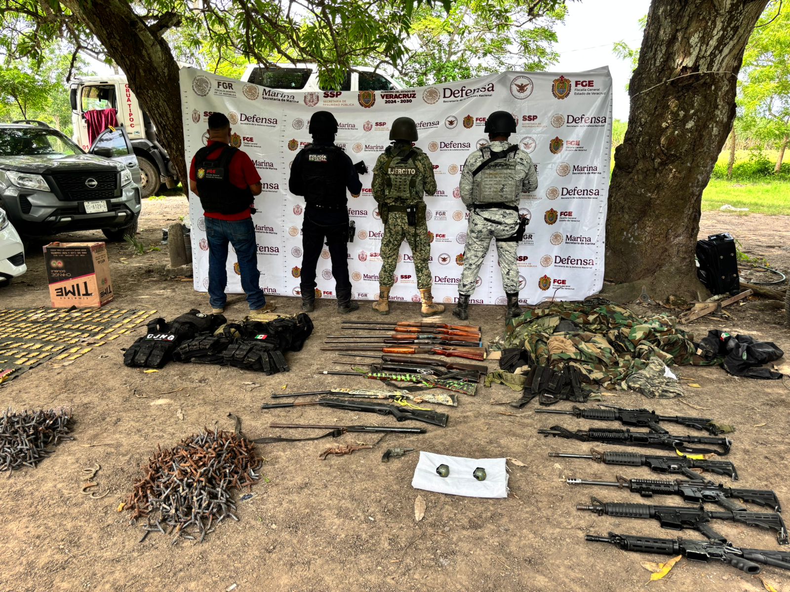 Aseguran fuerzas federales armamento, granadas y vehículos en el municipio de Ignacio de la Llave