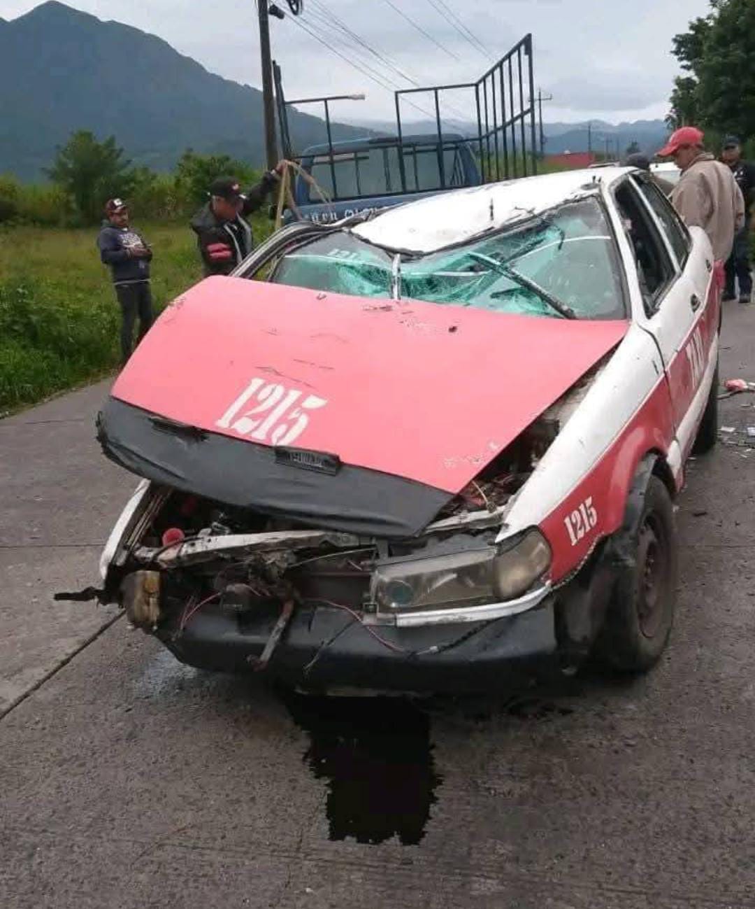 Vuelca taxi colectivo en Mariano Escobedo; hubo tres lesionados y daños materiales
