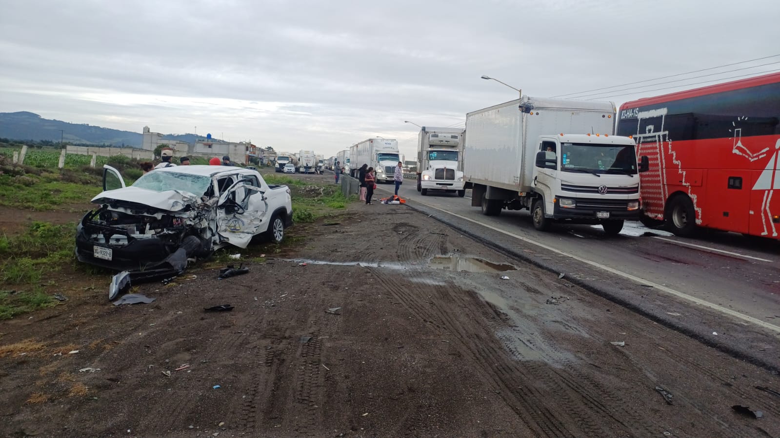 Un lesionado deja choque por alcance entre camioneta particular y ADO en la autopista Orizaba-Puebla