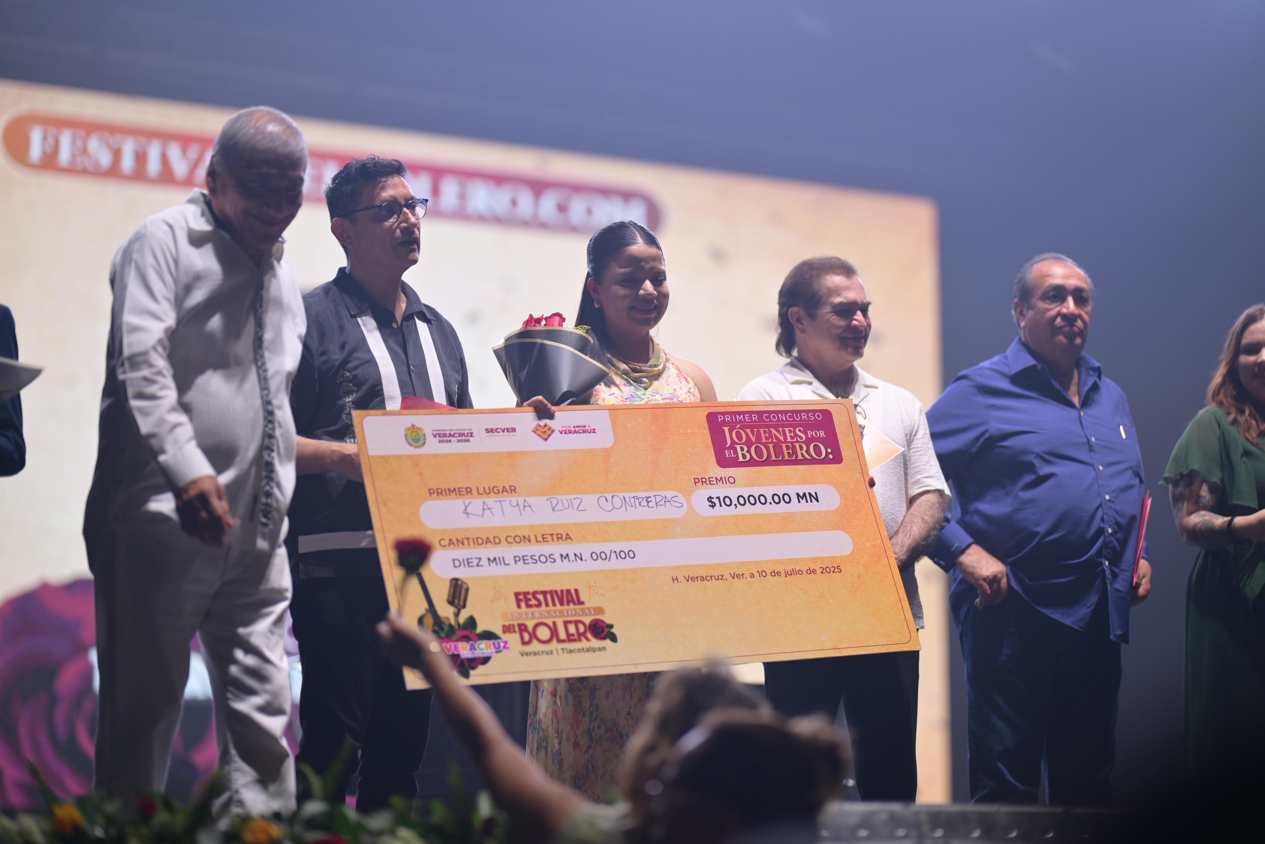 Katya Ruiz Contreras gana el concurso del Festival Internacional del Bolero en Veracruz