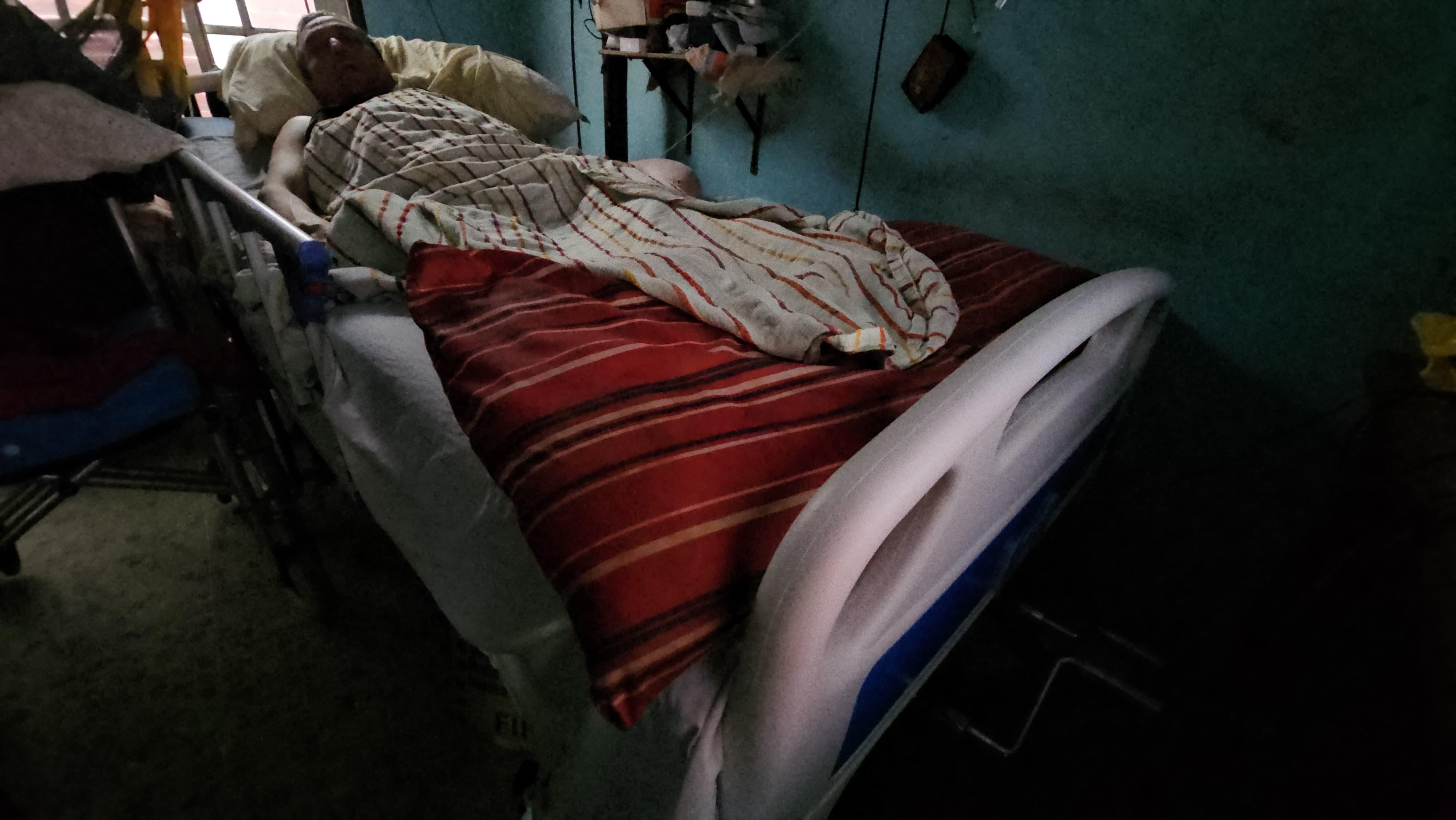 Marco, hombre con paraplejia, recibe cama de posiciones para mejorar su calidad de vida