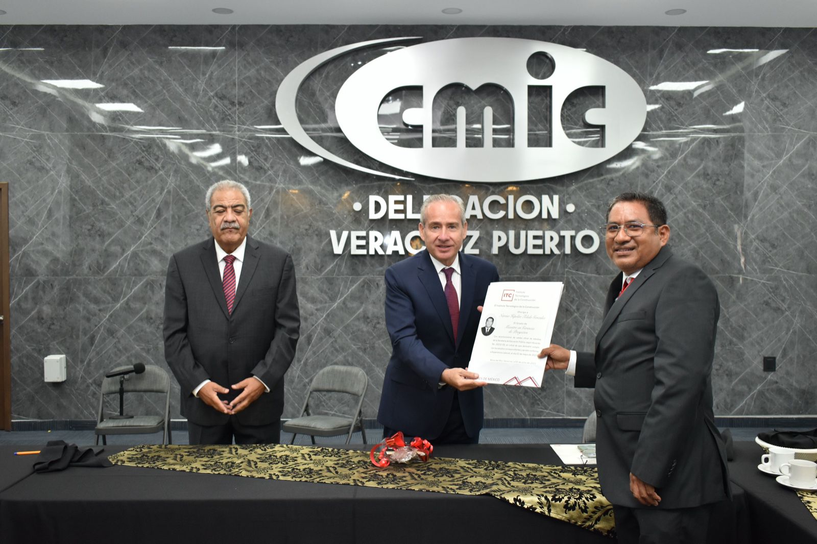 CMIC Veracruz entrega títulos de maestría a nuevos especialistas en construcción