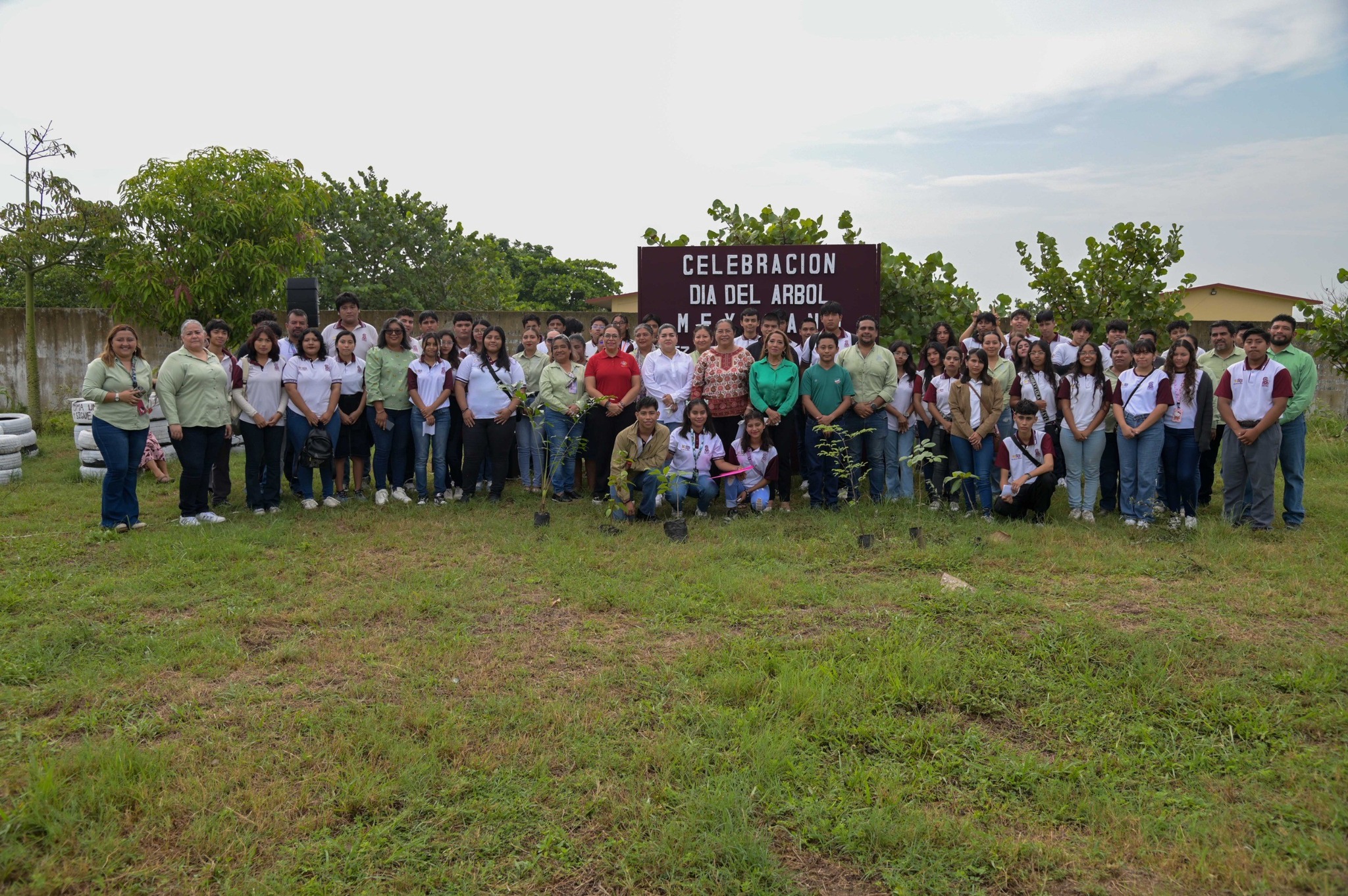 Gobierno de Coatzacoalcos reconoce labor ecológica del Cobaev