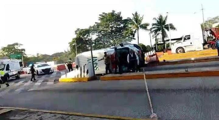 Vuelca ambulancia del IMSS en caseta de Cuitláhuac; tres personas resultaron lesionadas
