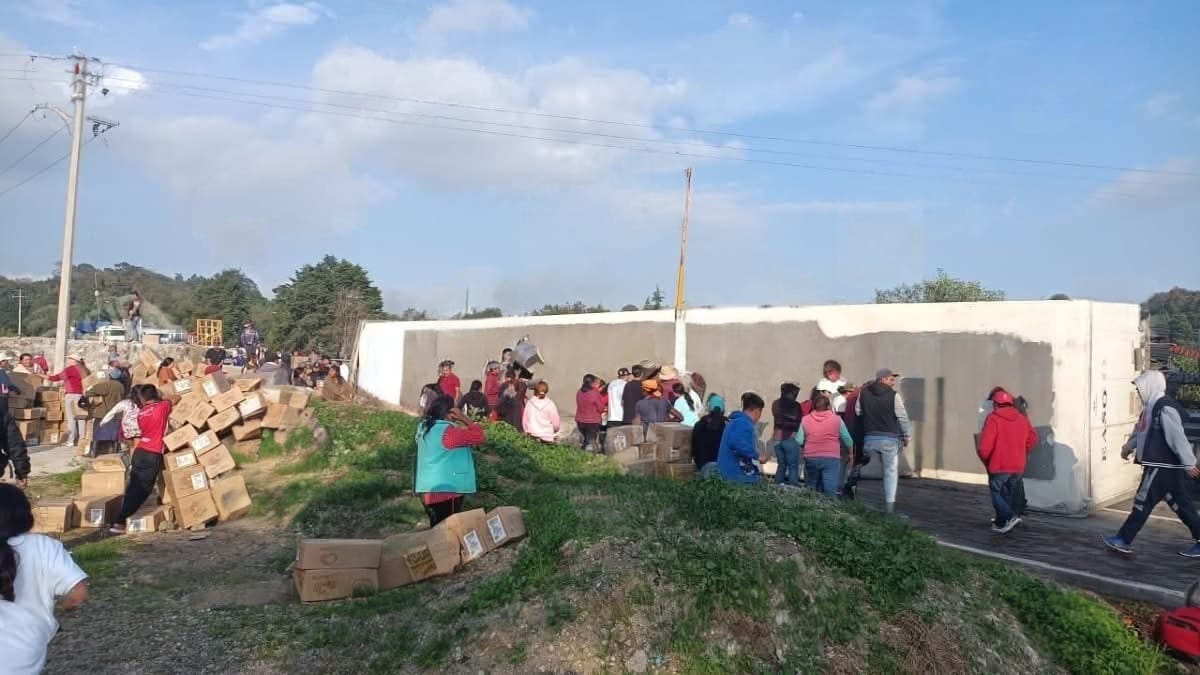 Tráiler se accidenta y vecinos vacían su carga de abarrotes en la autopista Orizaba-Puebla