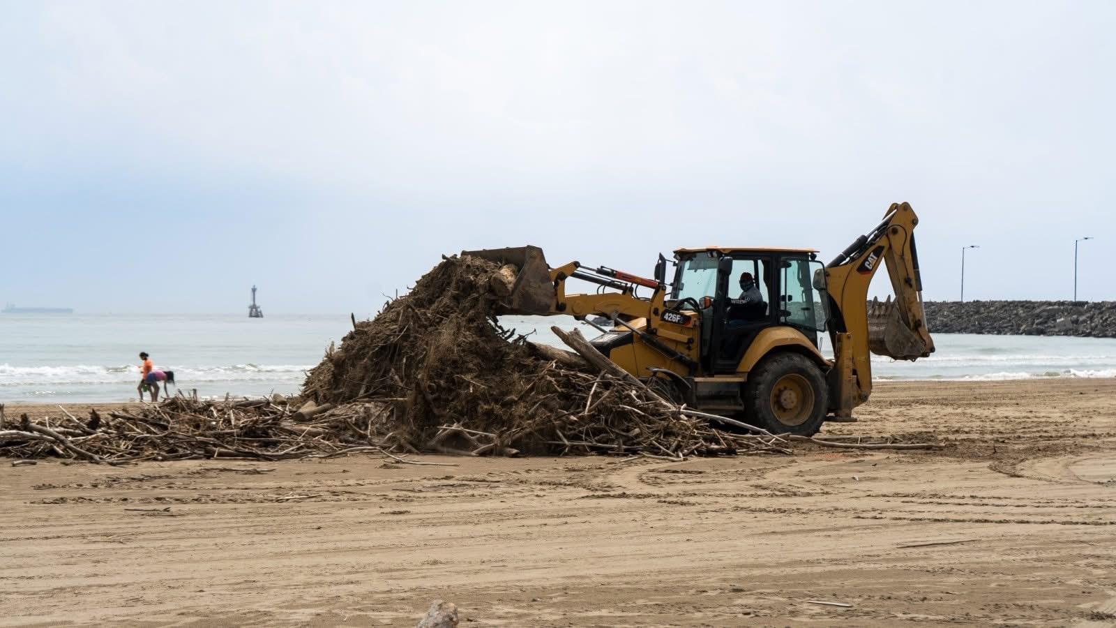 Retiran toneladas de basura en playas de Tuxpan con miras a las vacaciones de verano