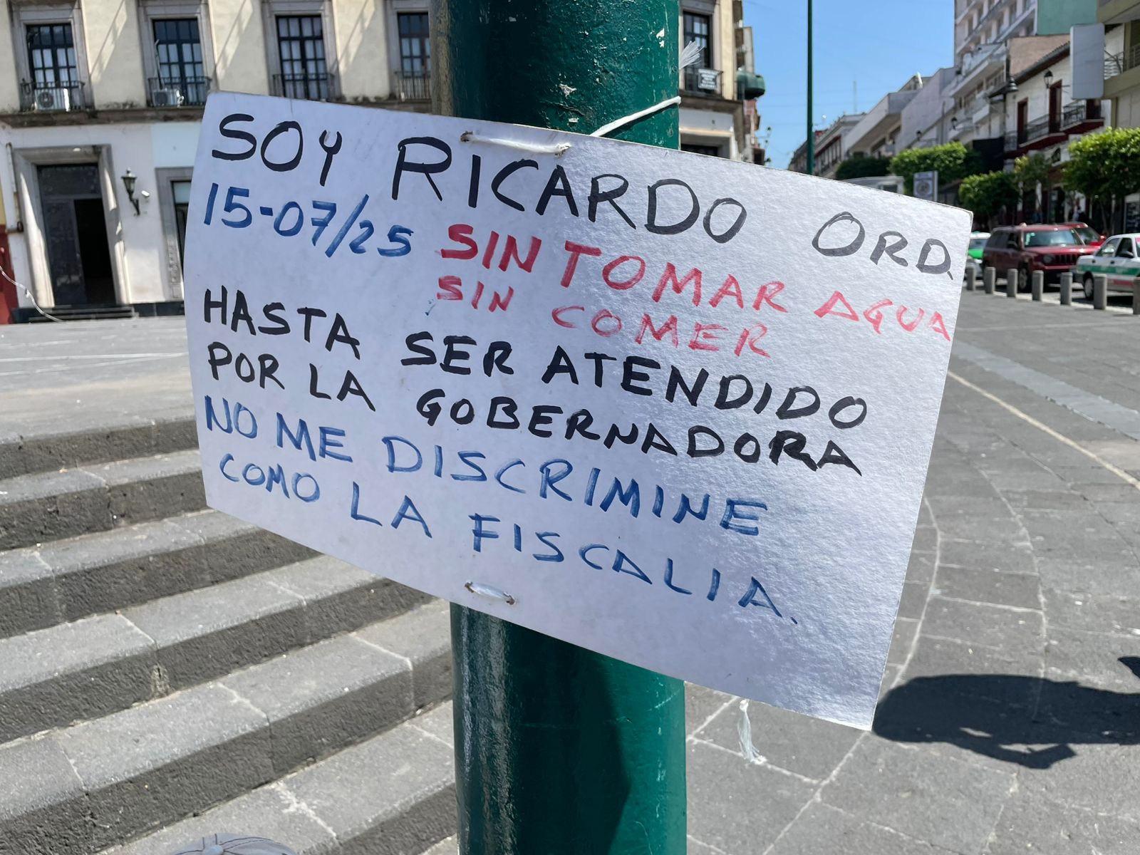 Hombre encadenado en Plaza Lerdo sufre deshidratación y rechaza atención médica