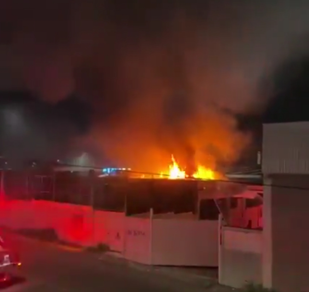 Se registra incendio en bodega de agencia automotriz en Boca del Río