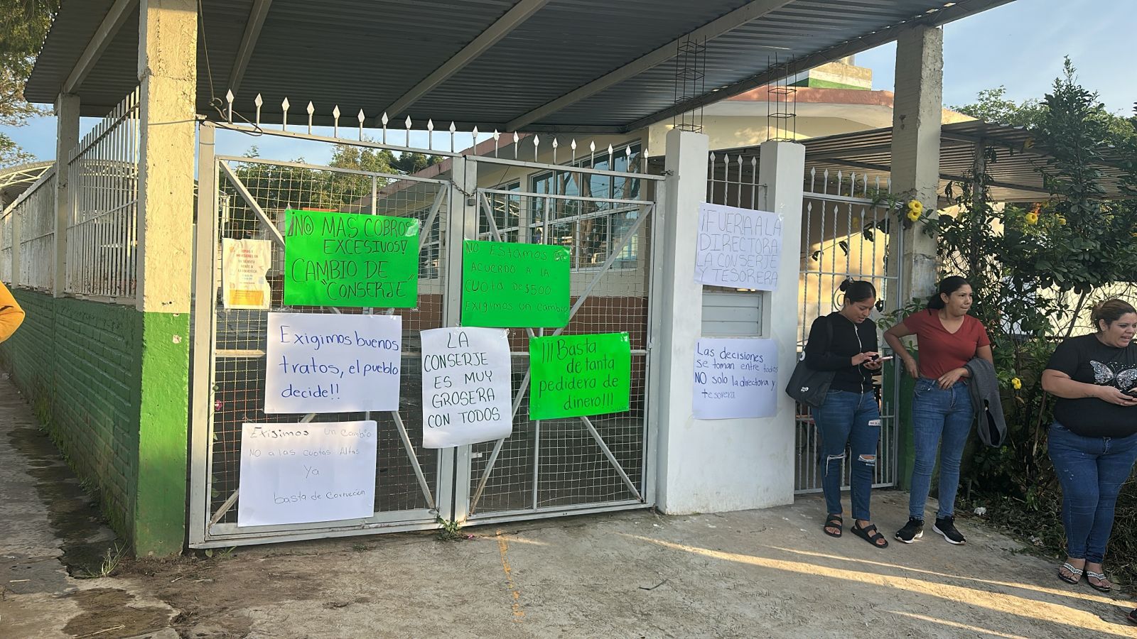Padres y madres de familia de primaria de El Tronconal exigen alto a cobros excesivos