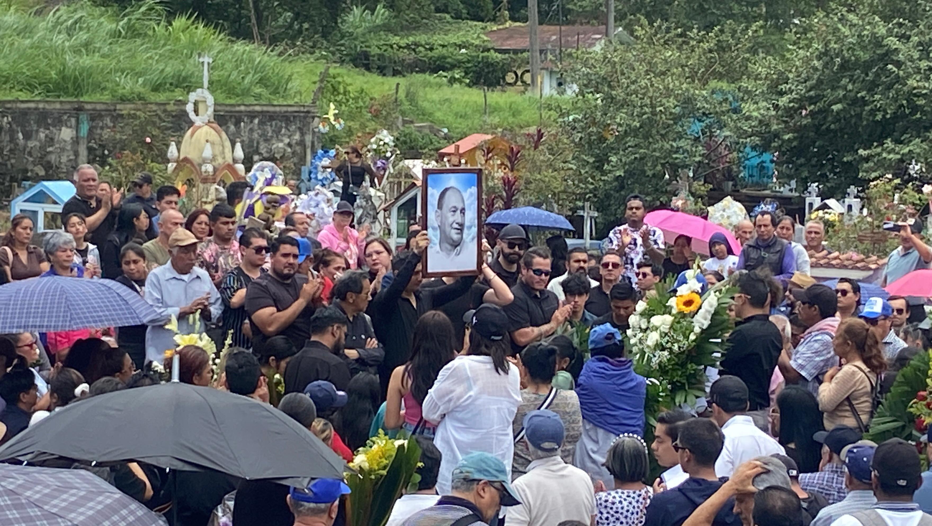 Despiden con porras y aplausos al fallecido alcalde electo de Banderilla Arnulfo Rodríguez
