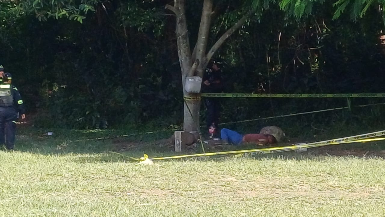 Hallan sin vida a hombre en campo deportivo de Córdoba