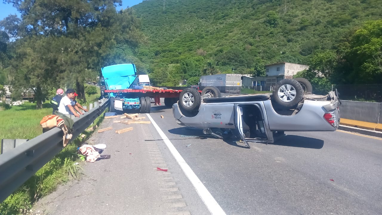 Choque de tráiler y camioneta paraliza la autopista Orizaba-Puebla, hay tres lesionados