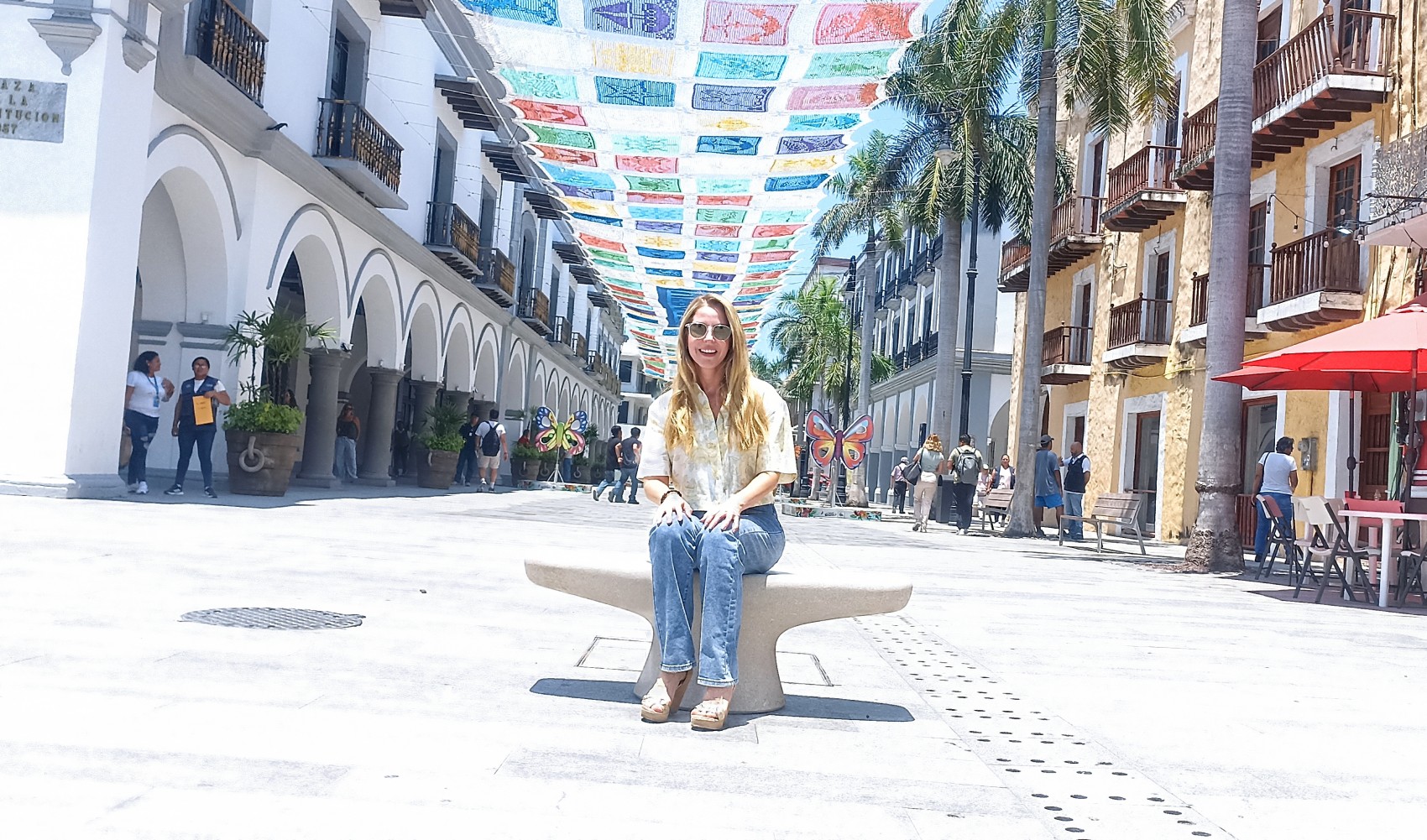 Inicia instalación de bancas Veracruz en el zócalo de la ciudad