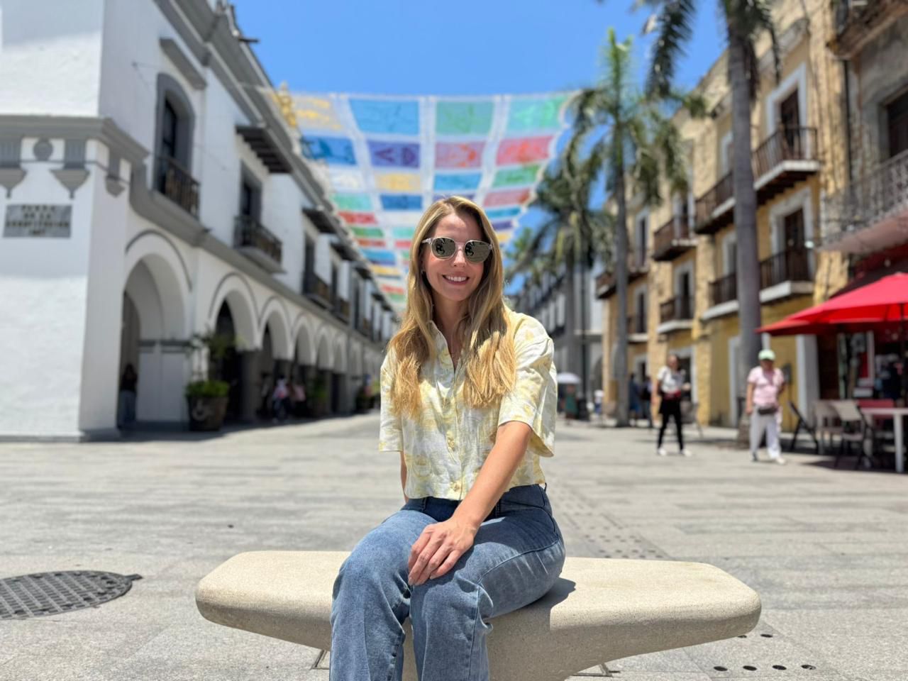 Presenta Paty Lobeira las nuevas bancas Veracruz en el Zócalo de la ciudad