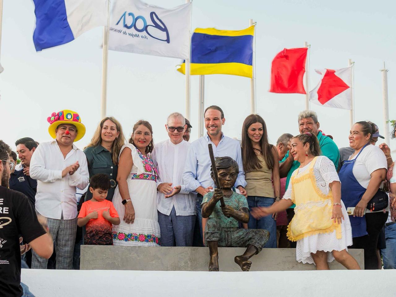 Reinaugura Alcalde JM Unánue la Plaza Banderas y devela estatua del Niño Pescador