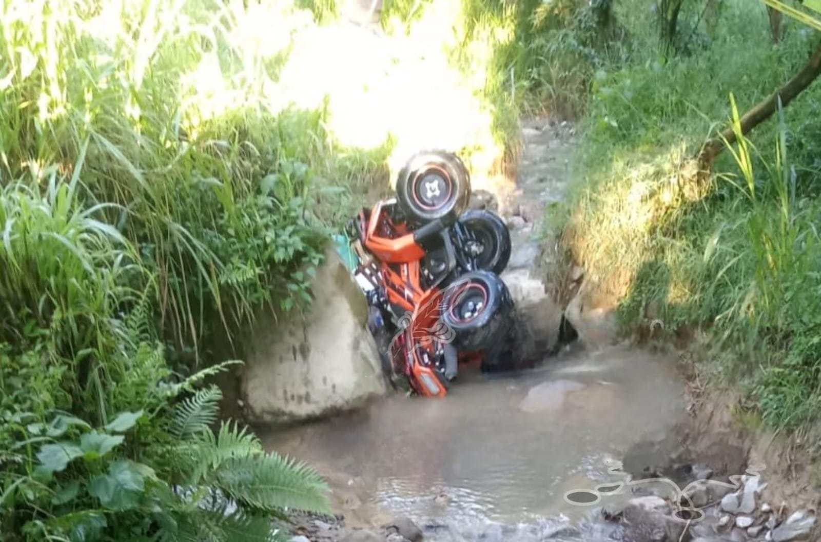 Dos mujeres mueren tras caer en cuatrimoto a un arroyo en Coscomatepec; una menor sobrevive