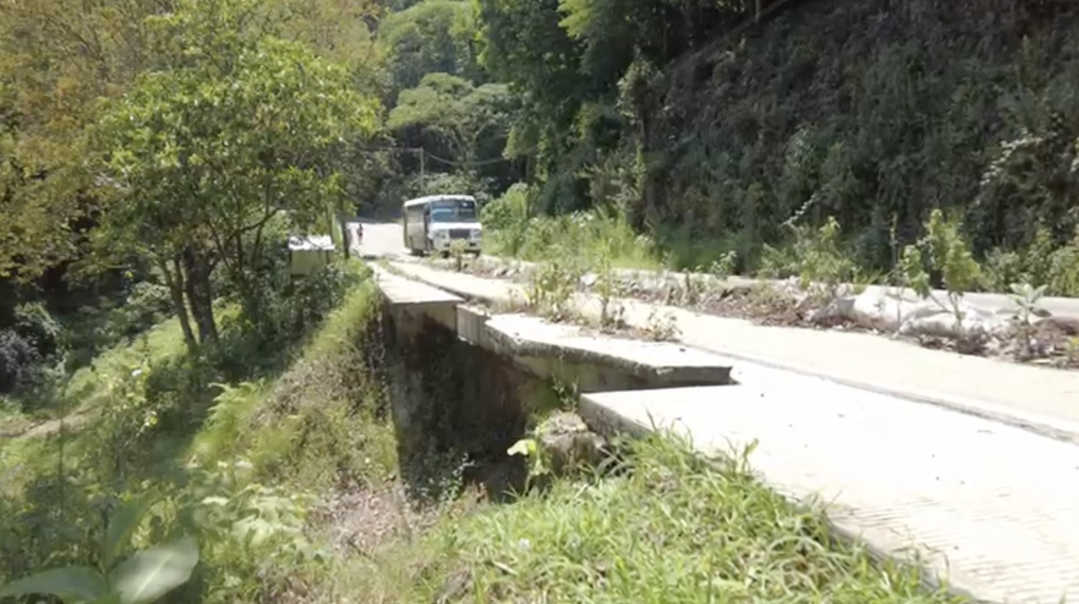 Alcaldesa electa alerta por socavón en carretera de Tlalnelhuayocan y falta de obras públicas