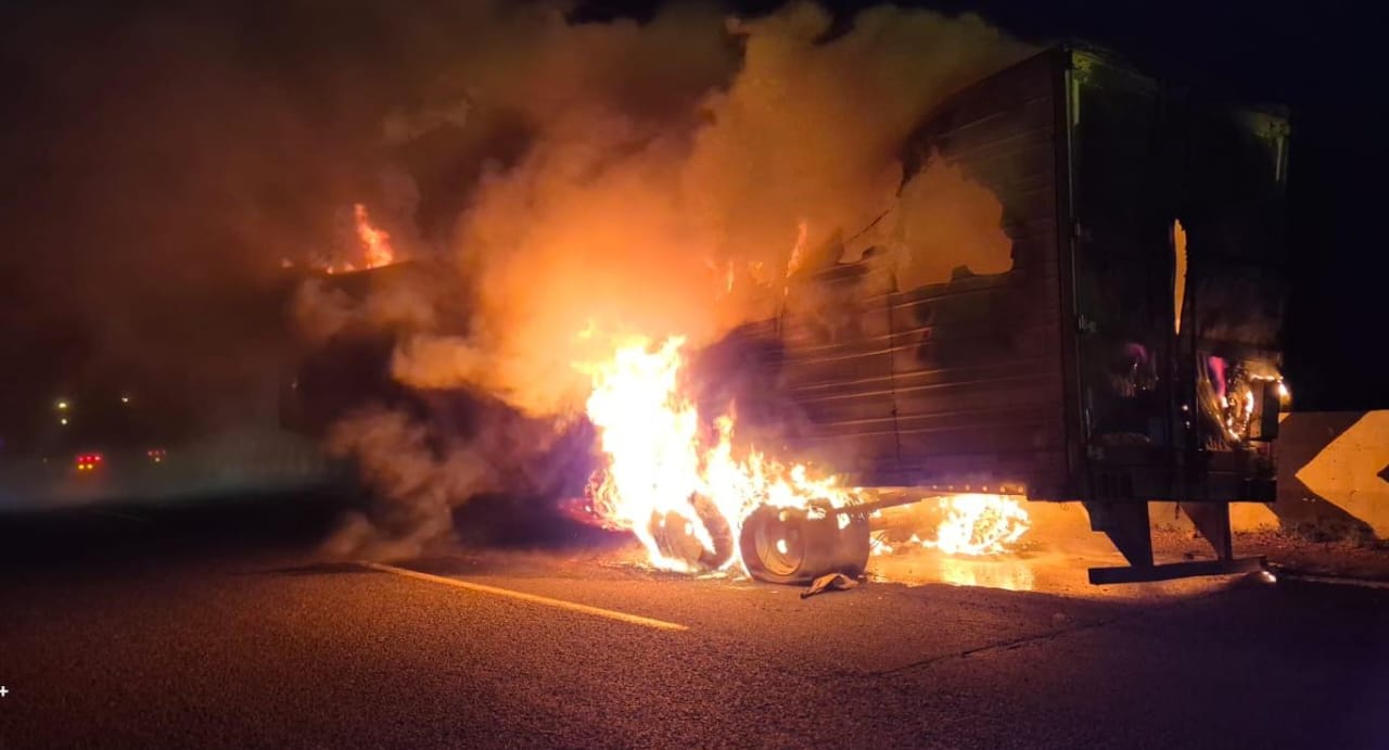 Incendio de remolque paraliza circulación en la Autopista Puebla-Orizaba