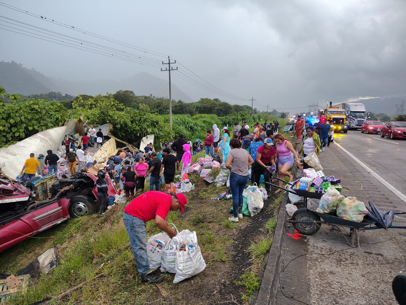 Se accidenta tráiler en autopista Orizaba-Córdoba y vecinos y automovilistas vacían la carga