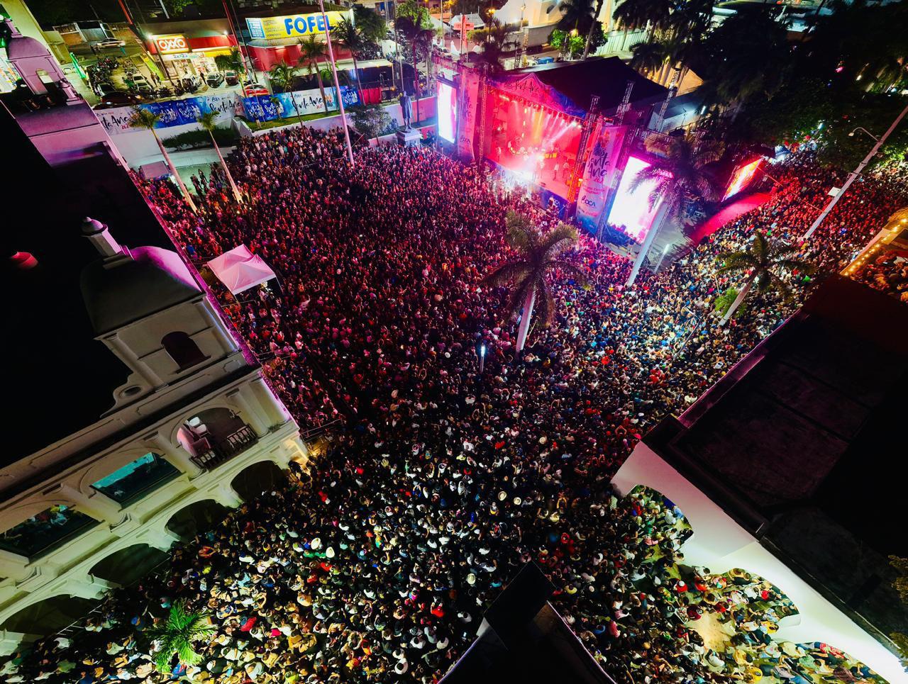 Corona Alcalde JM Unánue a Inés de Jesús como la Doncella del Mar de las fiestas de Santa Ana 2025