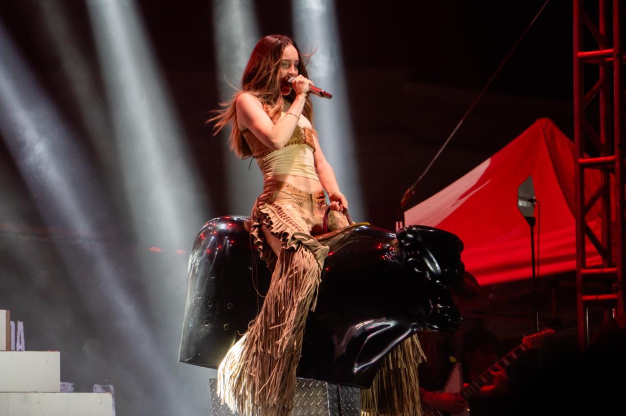 Belinda se presentó con gran éxito ante más de 14 mil personas en las Fiestas de Santa Ana 2025