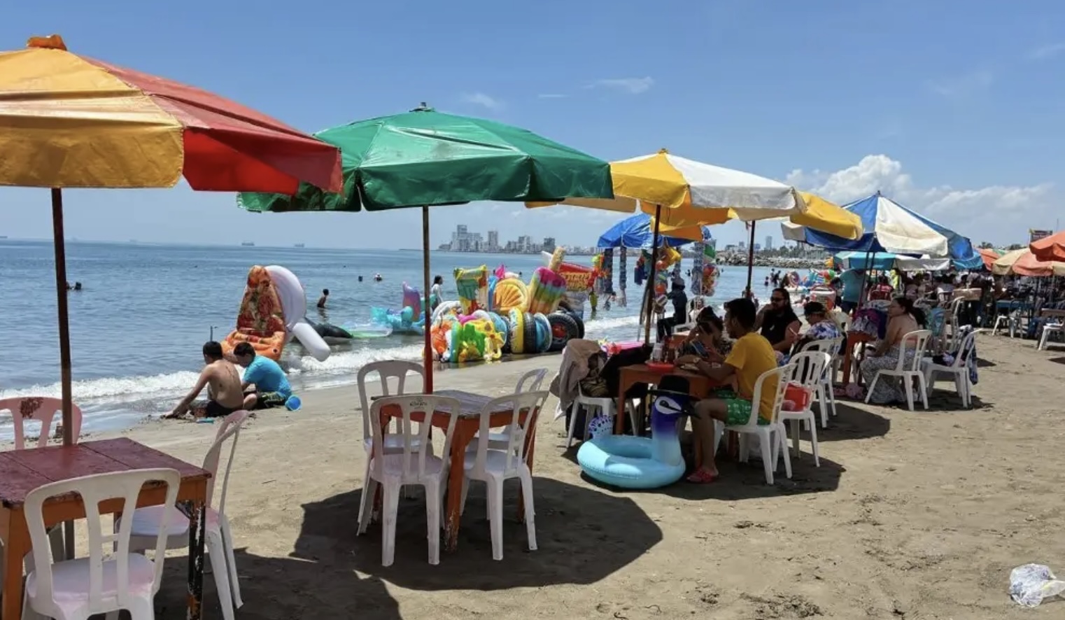 Playas de Veracruz registran alta afluencia turística; cobran hasta 500 pesos por mesa
