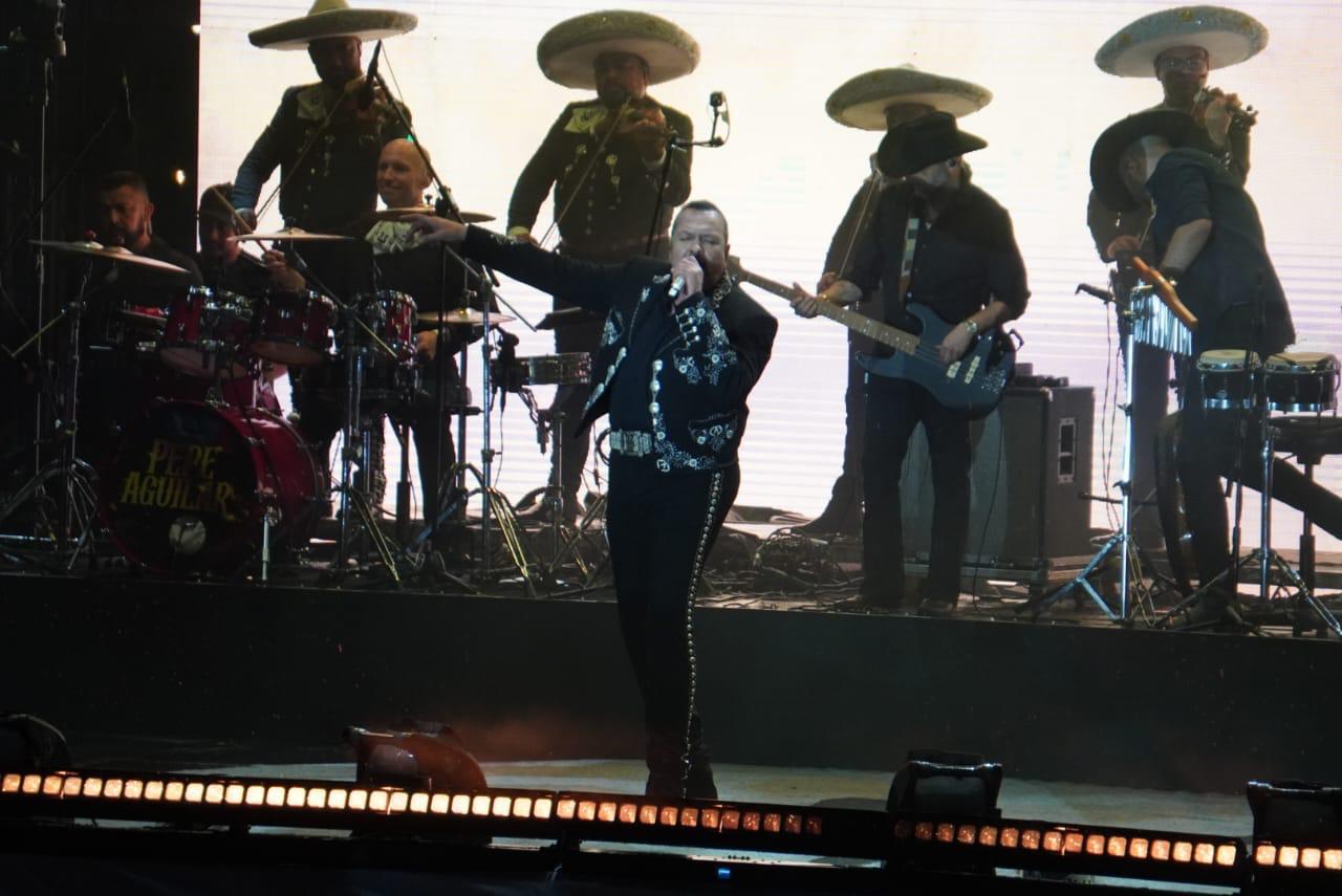 Pepe Aguilar impone una velada romántica en las Fiestas de Santa Ana 2025