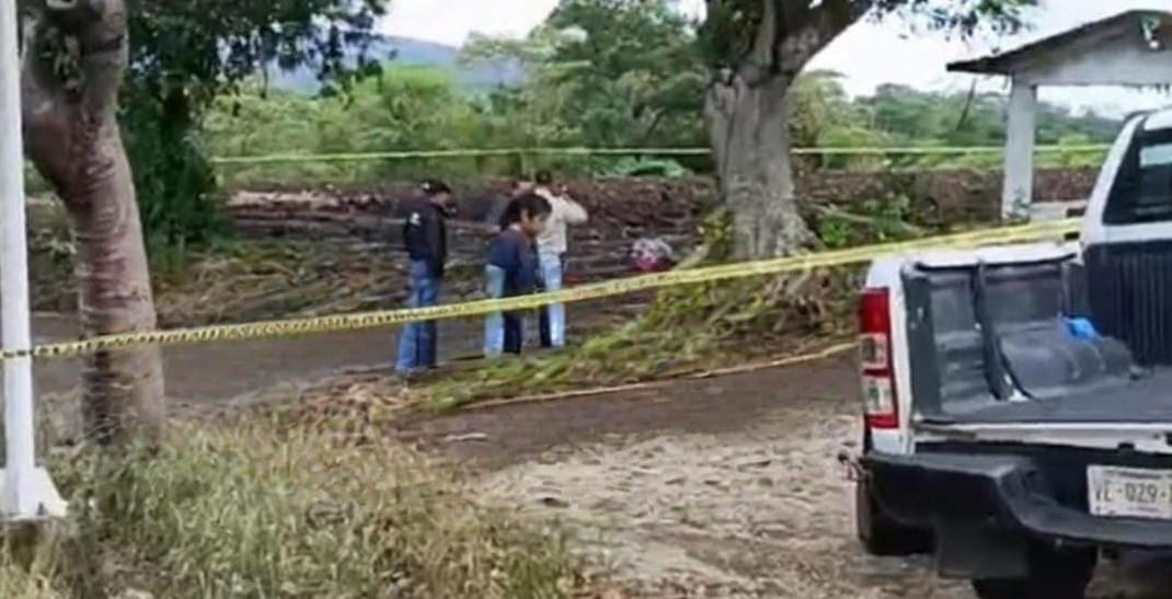 Hallan cuerpo encobijado en zona limítrofe entre Cuichapa y Amatlán de los Reyes