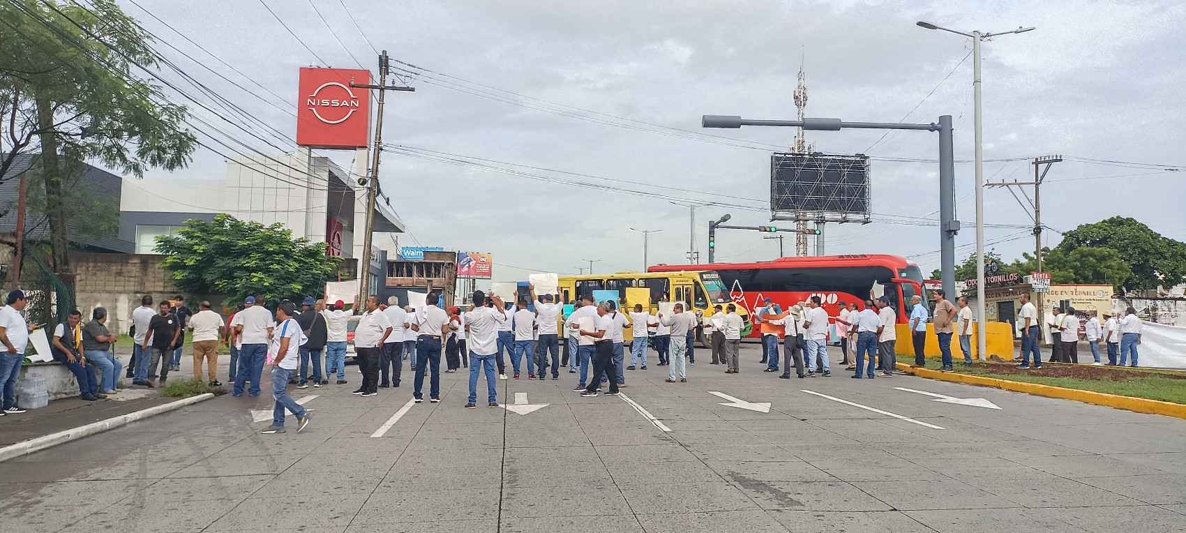 Taxistas bloquean vialidades en la zona conurbada Veracruz-Boca del Río; exigen tarifas justas