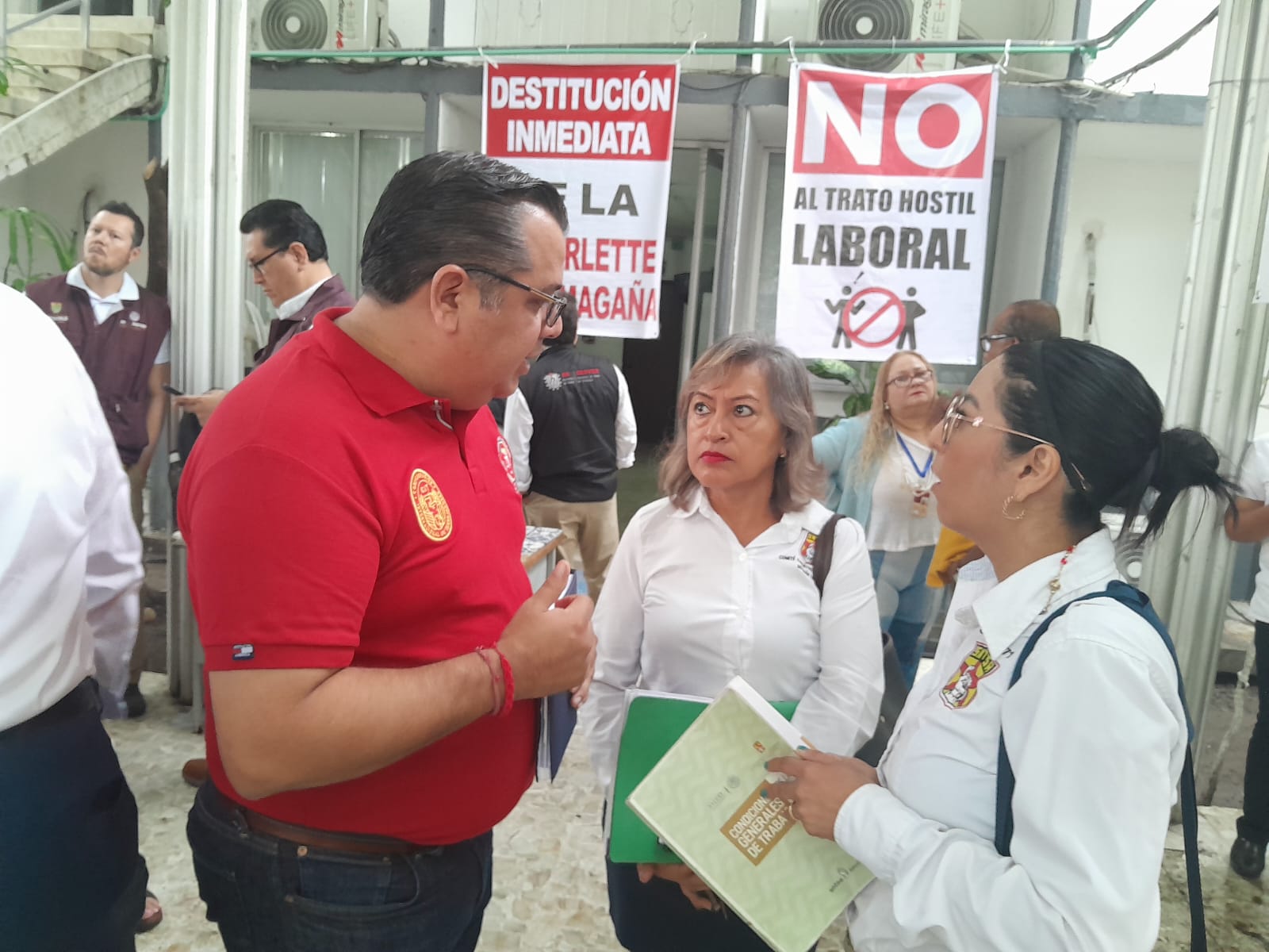 Toman las instalaciones de la Jurisdicción Sanitaria número VIII de Veracruz; exigen renuncia de la administradora