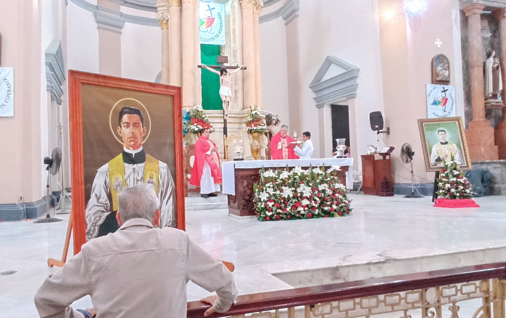 Celebran católicos de Naolinco al beato Ángel Darío Acosta Zurita en la catedral de Veracruz