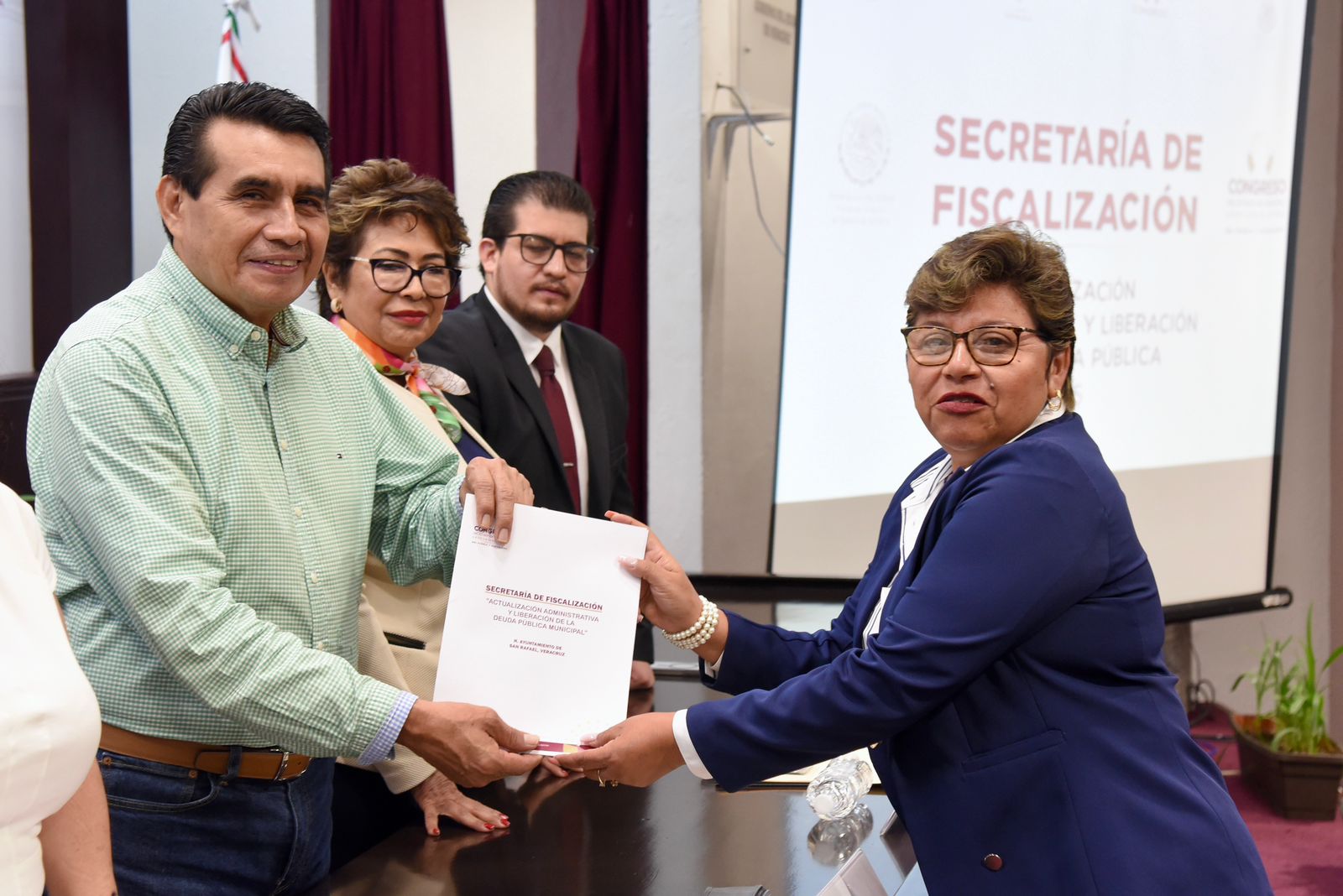 Entrega Congreso cartas de liberación de deuda pública a ayuntamientos