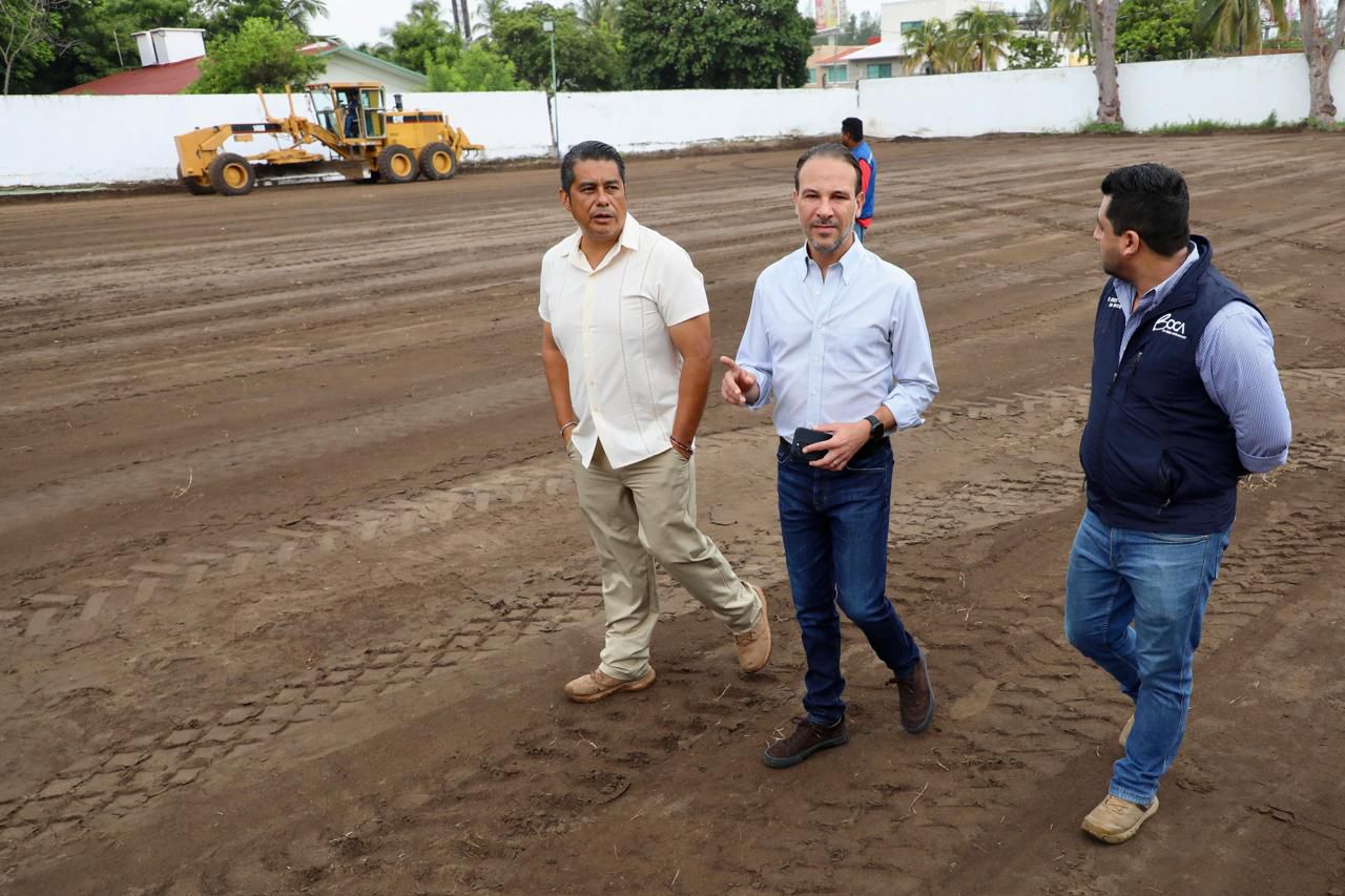 Supervisa Alcalde Juan Manuel Unánue construcción de cancha de fútbol en el CBTIS 79