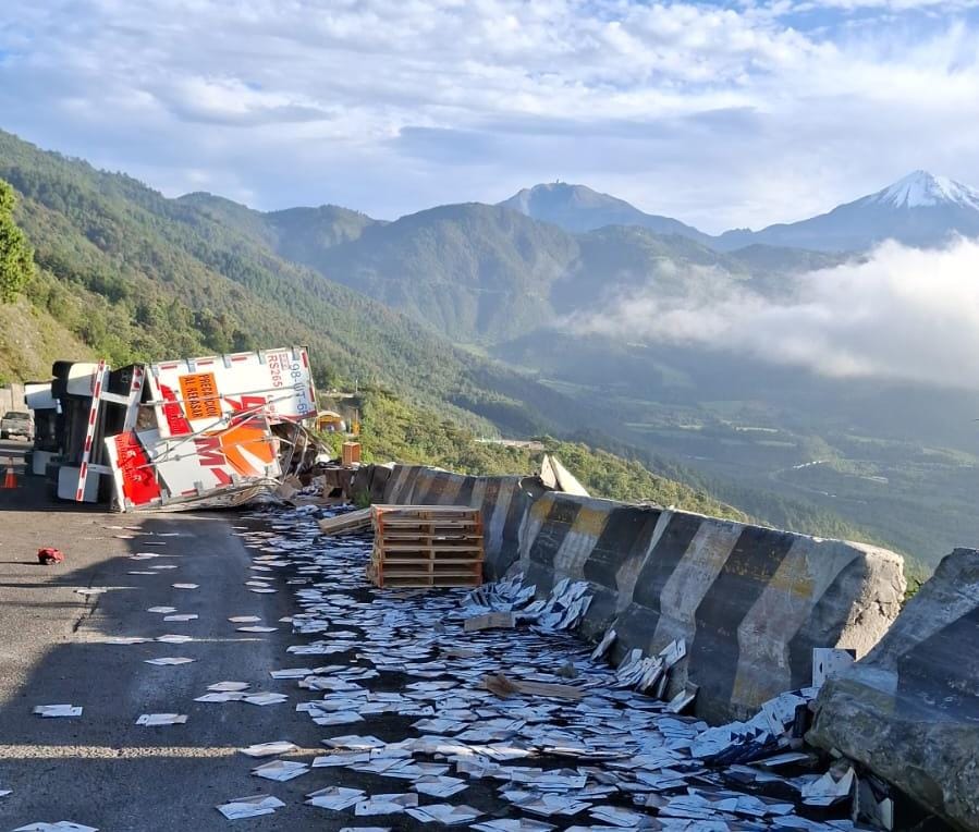 Identifican a chofer que murió prensado tras volcar su tráiler en las Cumbres de Maltrata