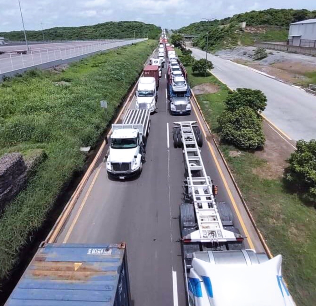 Traileros esperan hasta 20 horas para ingresar al puerto de Veracruz