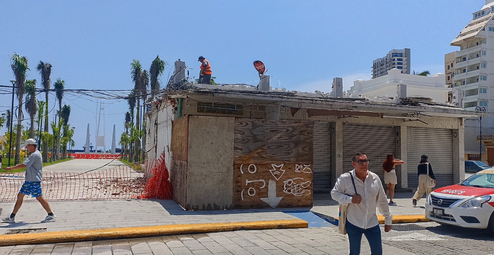 Tiran otro local del antiguo mercado de artesanías de Veracruz ubicado sobre la avenida Landero y Coss