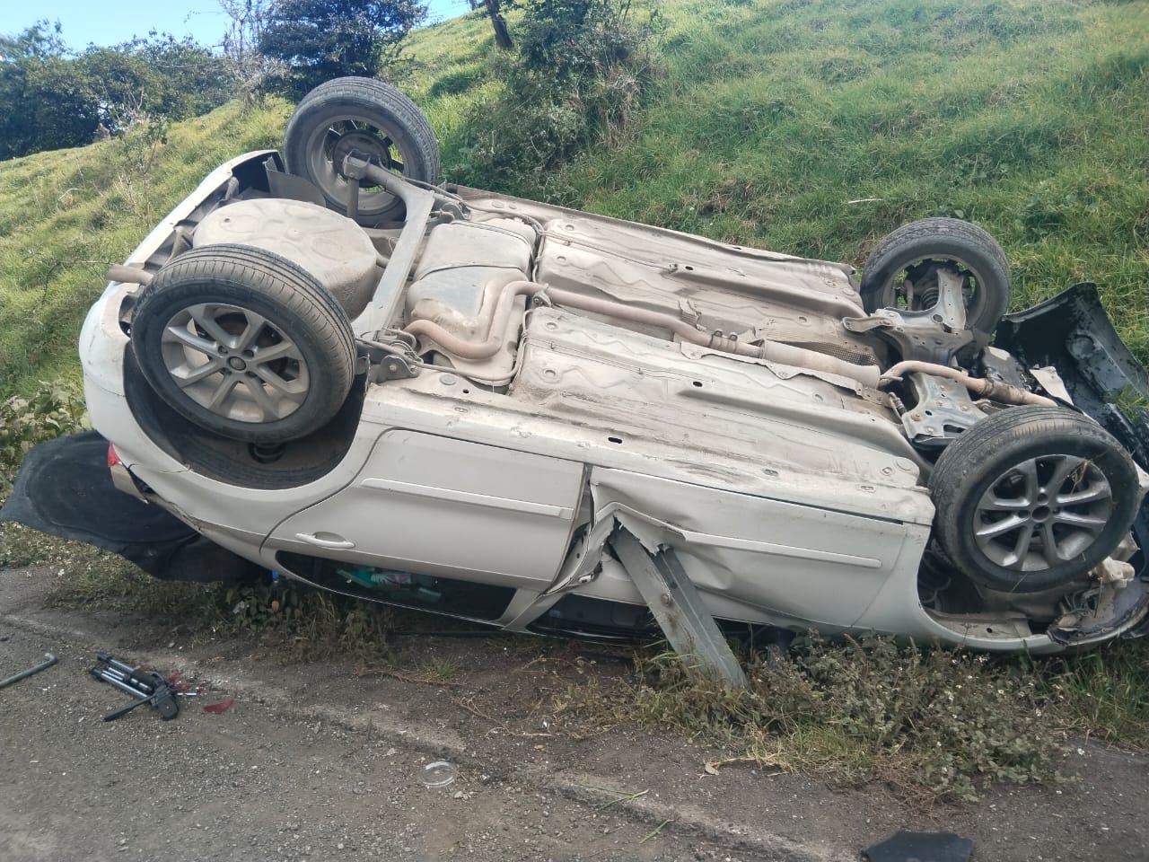 Vuelca vehículo en la carretera federal 150 Orizaba-Tehuacán, dos lesionados