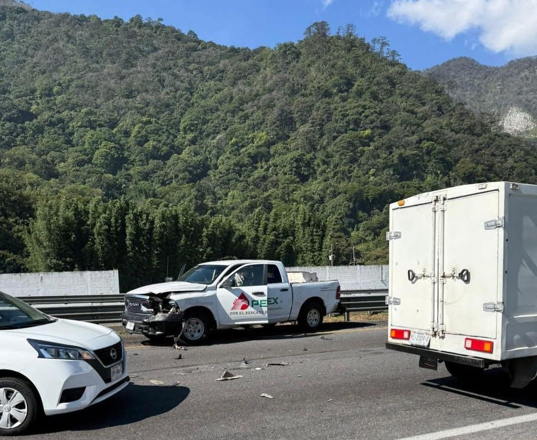 Camioneta de Pemex vuelca en la autopista Orizaba-Puebla, un lesionado