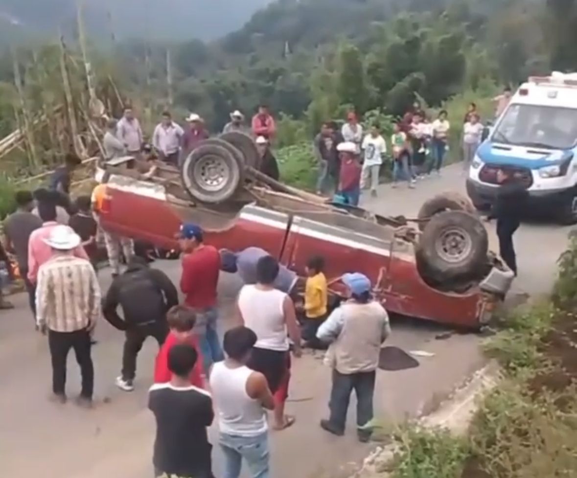 Vuelca camioneta en La Perla, hay dos mujeres heridas
