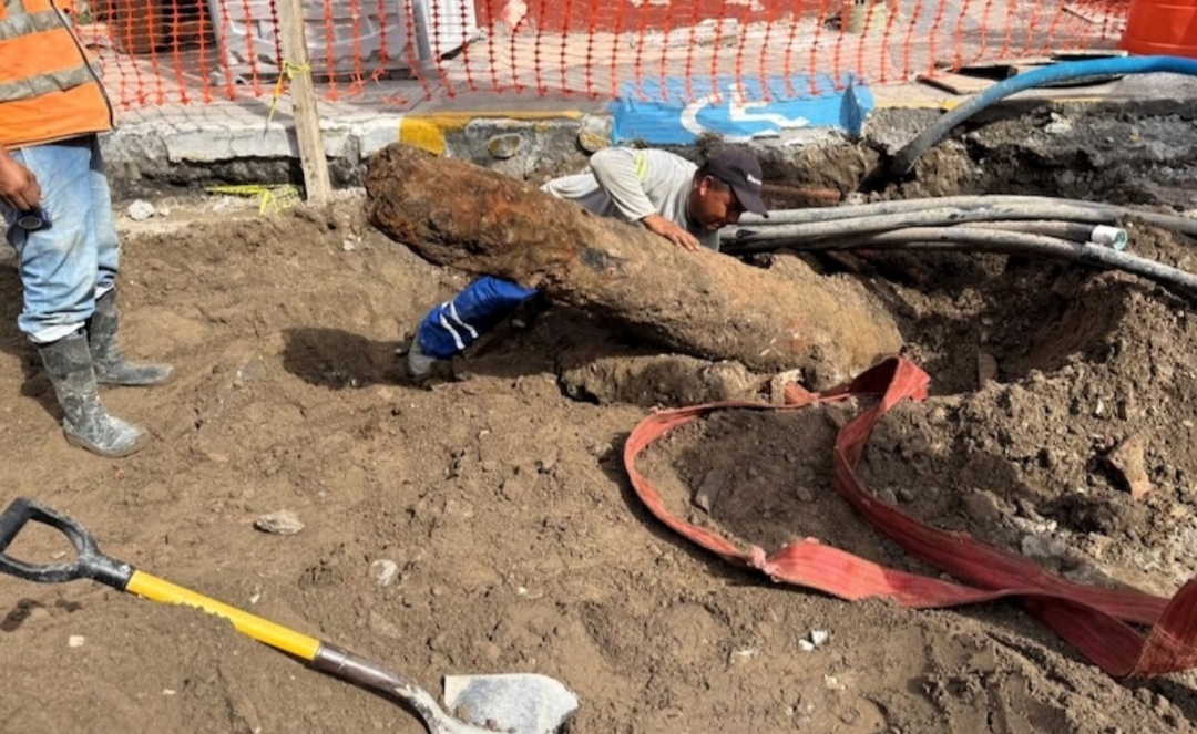 INAH resguarda e indaga par de cañones de hierro hallados en el Centro Histórico de Veracruz