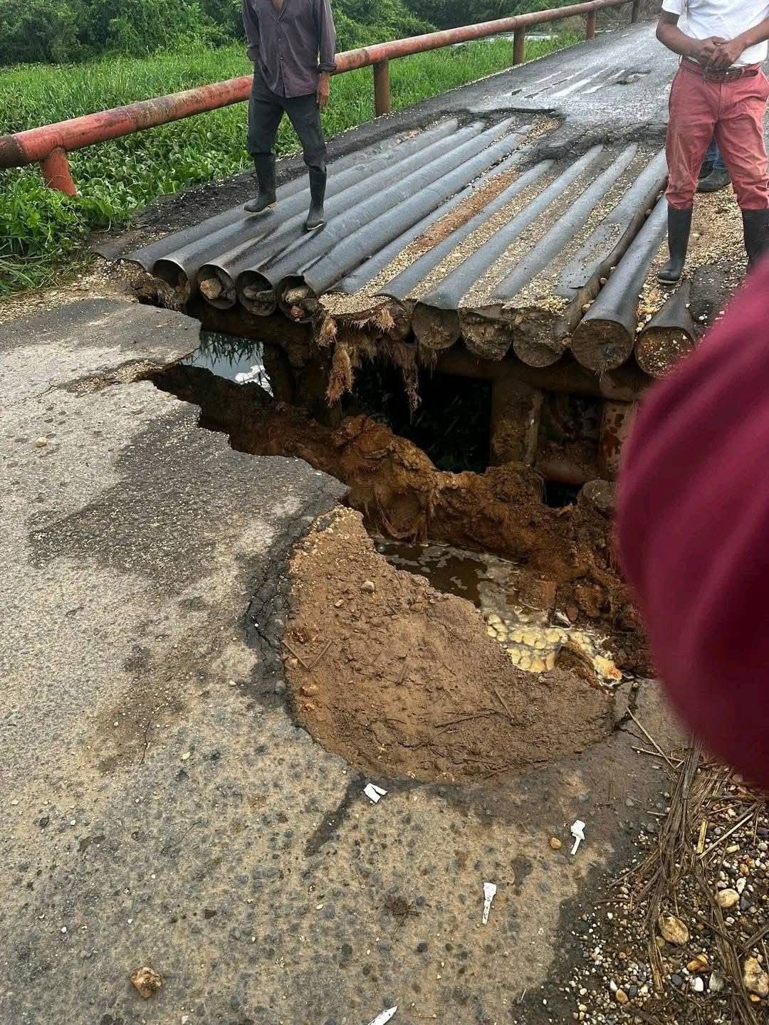 Cierre total del puente deja incomunicadas a comunidades de Texistepec al sur