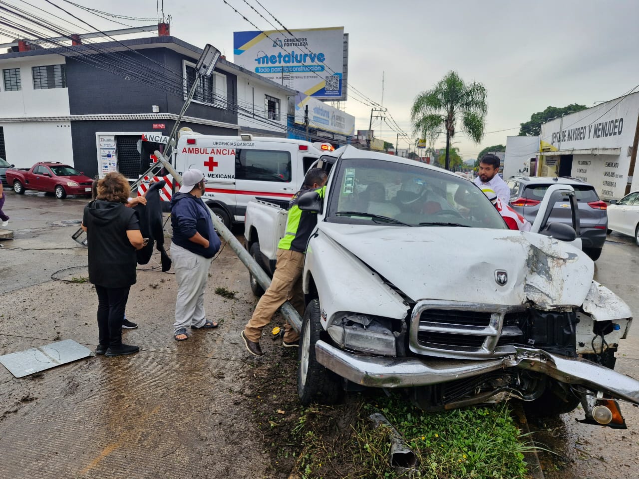 Camioneta derriba luminaria y palmera, lesionada mujer embarazada, en Córdoba