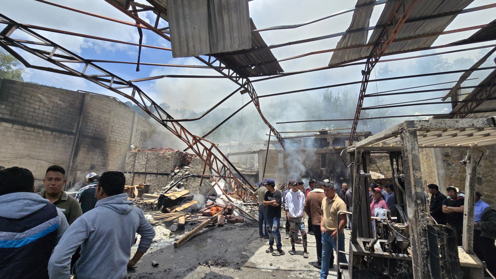 Explosión de pipa causa daños en 12 viviendas de Soledad Atzompa