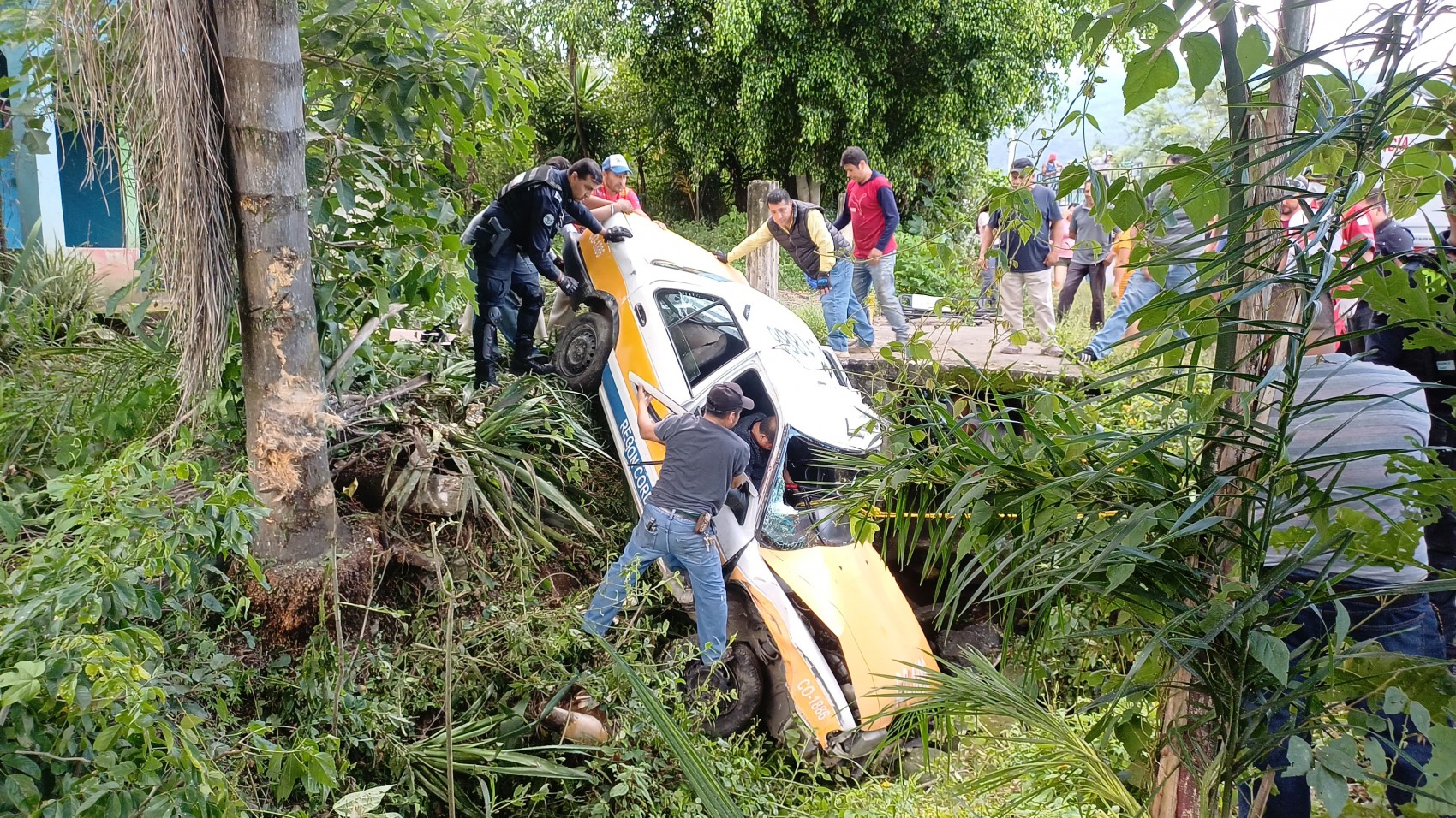 Taxista vuelca y cae a un riachuelo en Córdoba