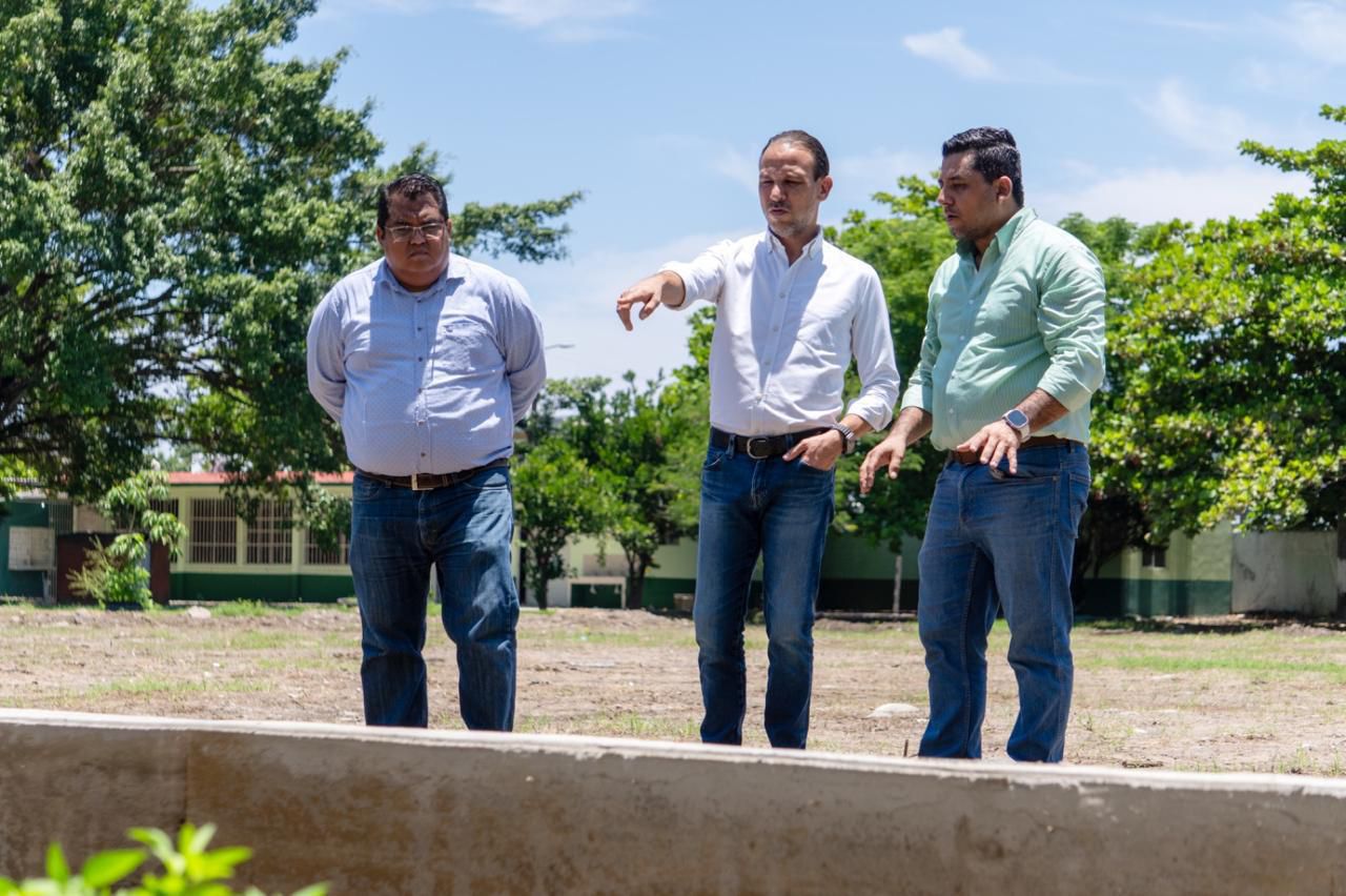 Alcalde JM Unánue le pone cancha de fútbol a la Escuela Primaria Quetzalcóatl