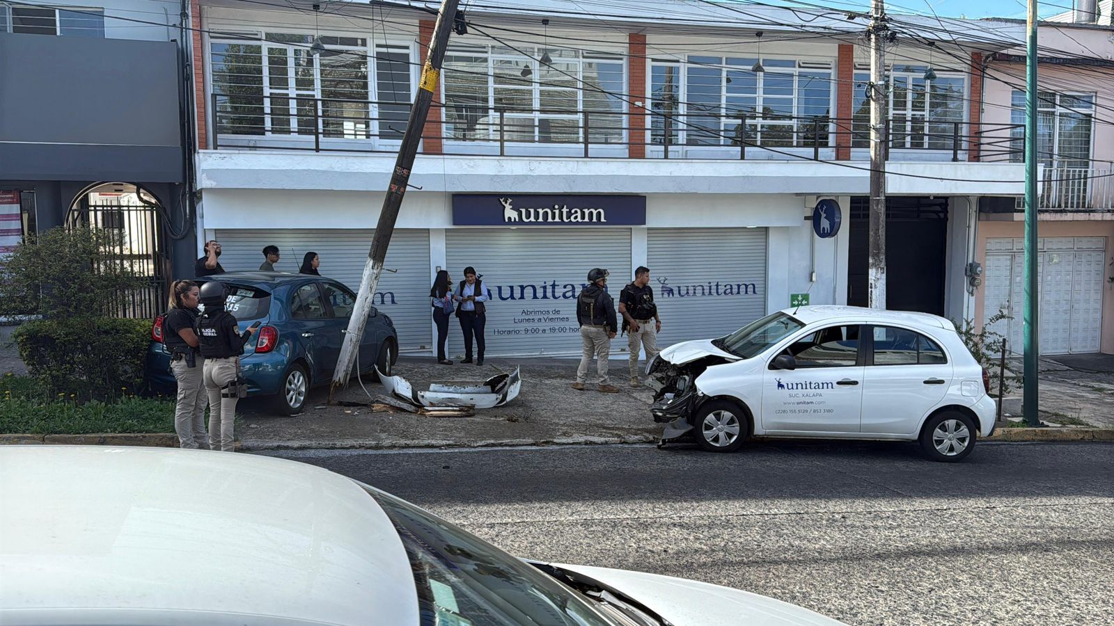 Accidente en Ávila Camacho, Xalapa, deja dos vehículos dañados y un poste derribado