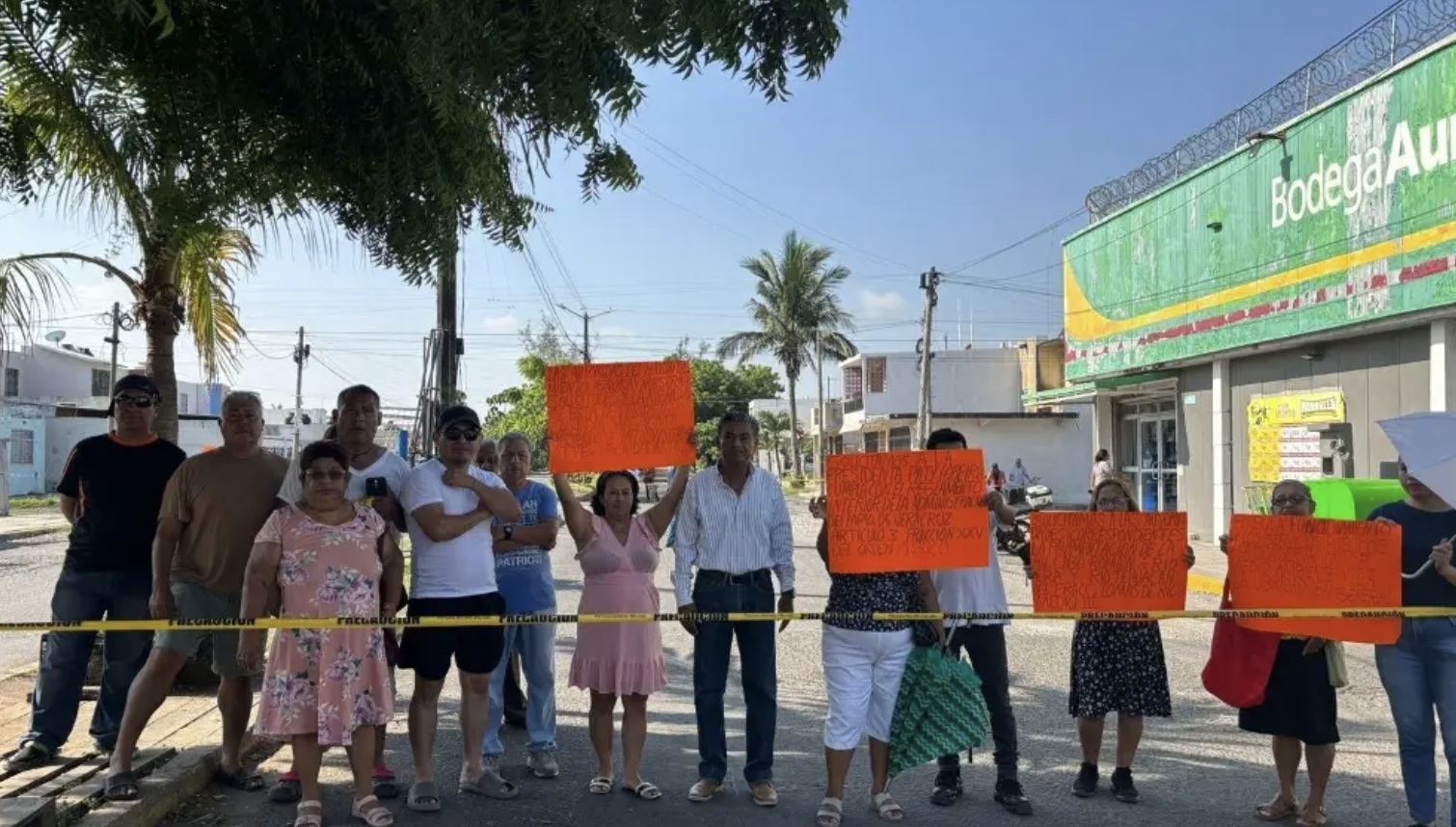 Vecinos de Lomas de Río Medio III bloquean calle para exigir reparación de vialidades en Veracruz